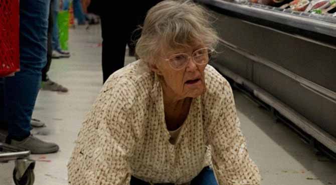 I Helped an Elderly Woman Who Fell and Dropped Her Apples in a Grocery Store – the Next Day, Security Dragged Me into the Back Office