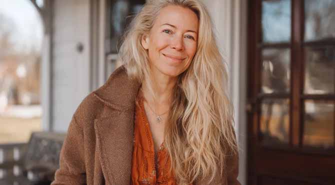 I Gave My Jacket to a Homeless Woman on Thanksgiving – 2 Years Later, She Showed Up at My Door with a Black Backpack and an Unforgettable Smile