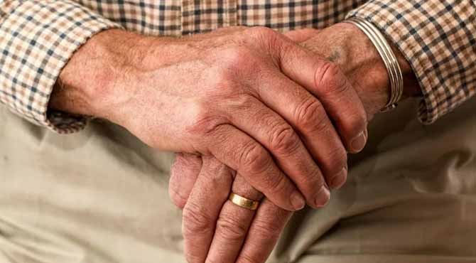 I Helped an Elderly Couple with a Flat Tire on the Highway – a Week Later, My Life Completely Changed