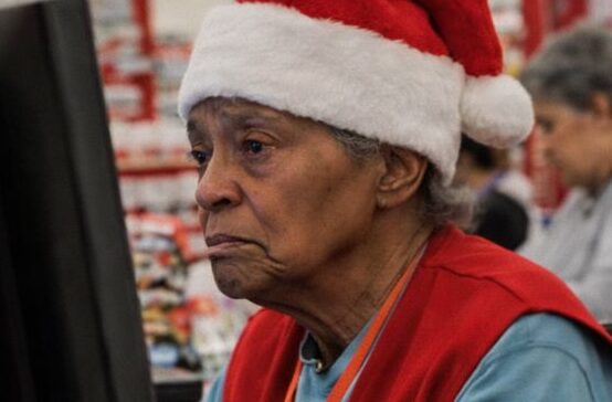 I Stood Up for an Elderly Cashier on Christmas Eve—I Didn’t Know It Would Change My Life