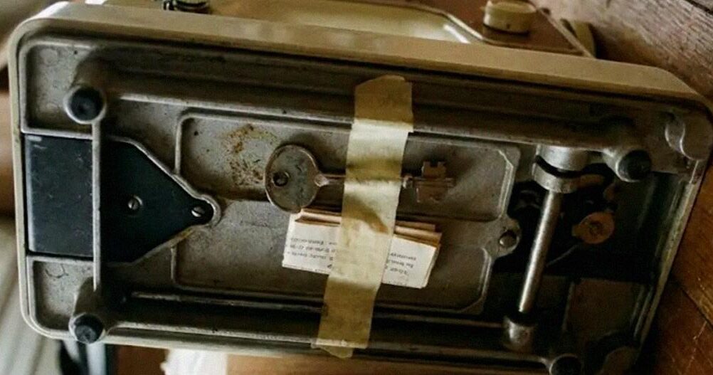 My Grandmother Left Her House to the Neighbor and Gave Me Only Her Old Sewing Machine – Then I Found a Key and a Note Taped to It