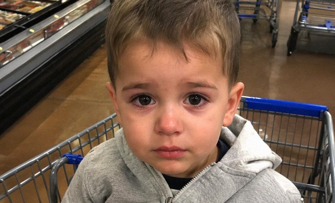 Store Worker Sees a Child Left in a Shopping Cart, but the Child Is Terrified the Moment His Supposed Mother Appears – Story of the Day