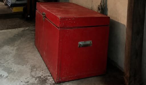 Every Night, My Late Grandpa Spoke to Me in a Dream: ‘Check the Red Box in My Basement!’ – One Day, I Finally Did