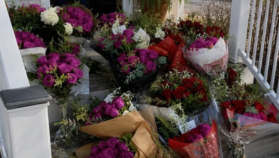 I Came Home from a Work Trip to Find 100 Roses Had Been Delivered to My Wife – Then I Saw the Note in One Bouquet