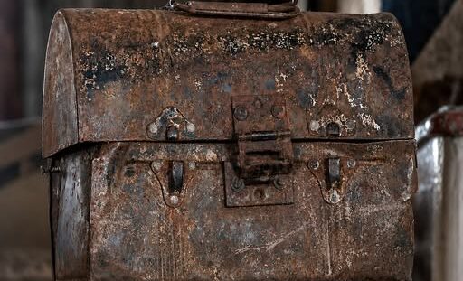 My Grandfather Left Me A Rusted Toolbox — What I Found Inside Changed My Life